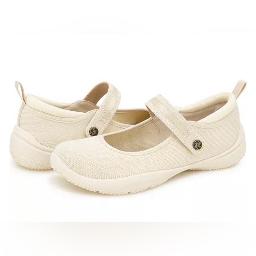 Elegant Cream Wedges